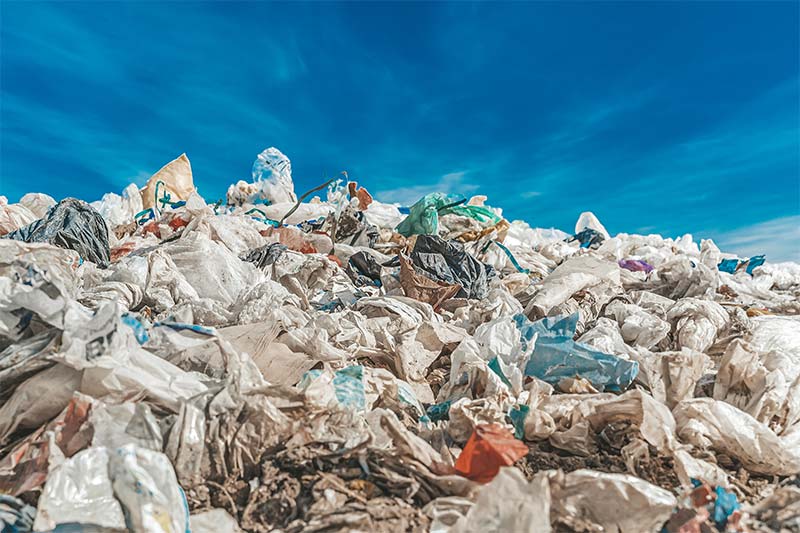 bãi rác đang chờ tái chế